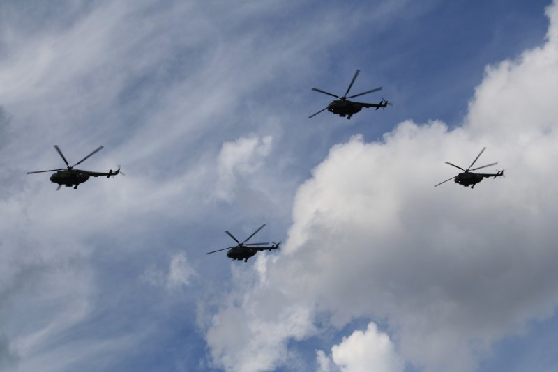 Боевые вертолеты в небе