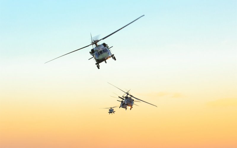 Военный вертолет в небе