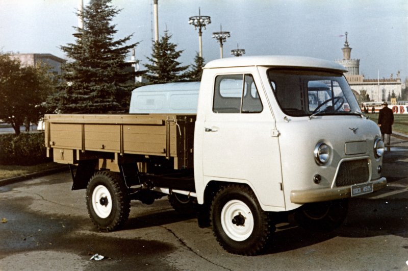 Автомобиль УАЗ-452д бортовой