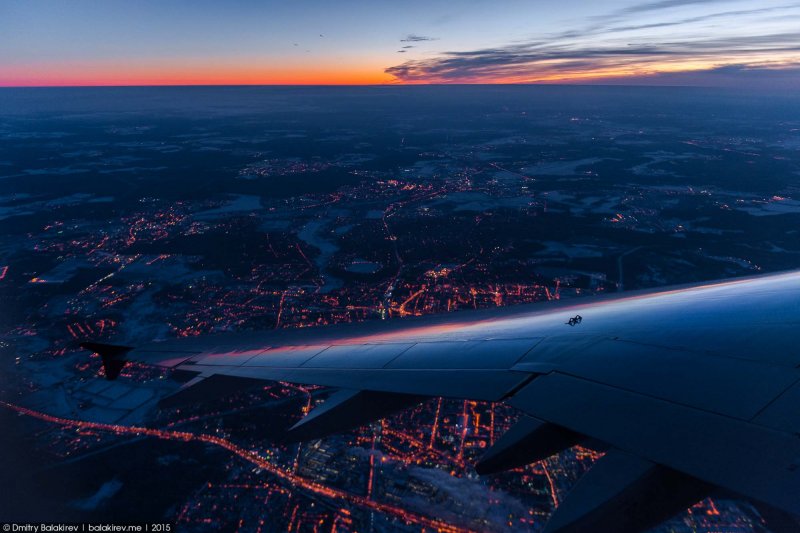 Крыло самолета ночью