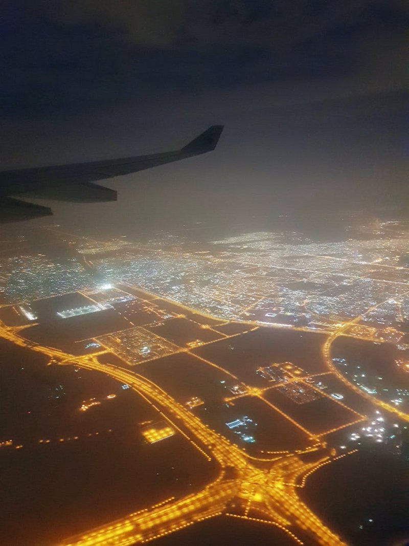 Крыло самолёта на небе закат