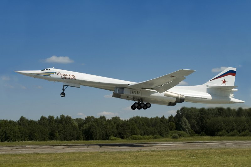 Стратегический бомбардировщик ту-160 белый лебедь