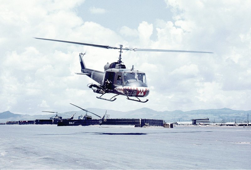 Вертолет uh-1b Huey
