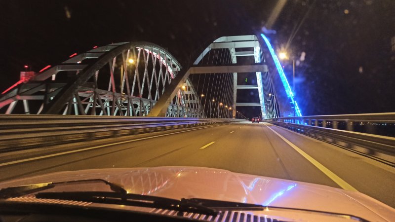 Крымский мост ночью из машины