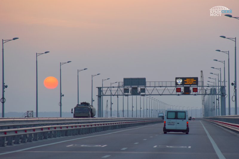 По Крымскому мосту