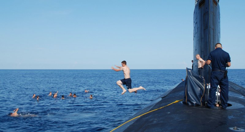 Моряки загорают на подводной лодке