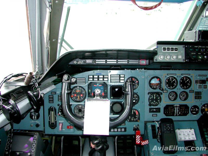 АН-72 кабина