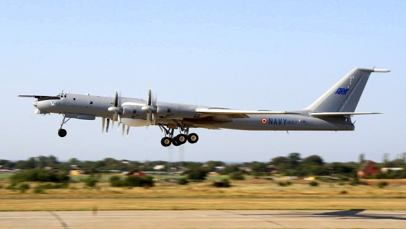 Самолет ту-142 МР