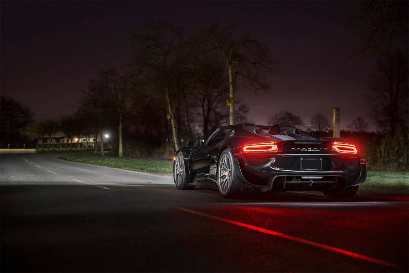 Порше 918 Spyder ночью