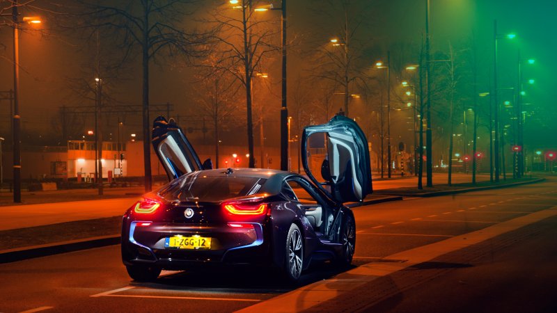 BMW i8 ночью Москва