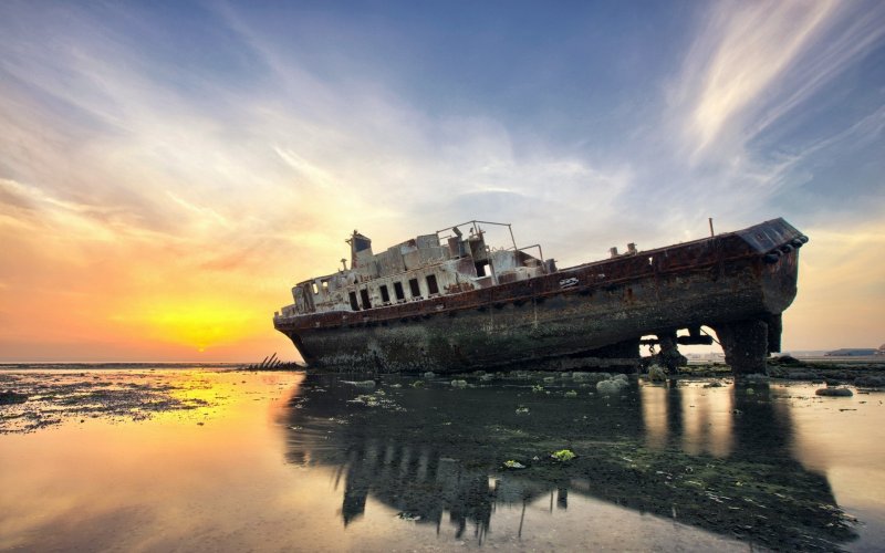 Корабль в открытом море