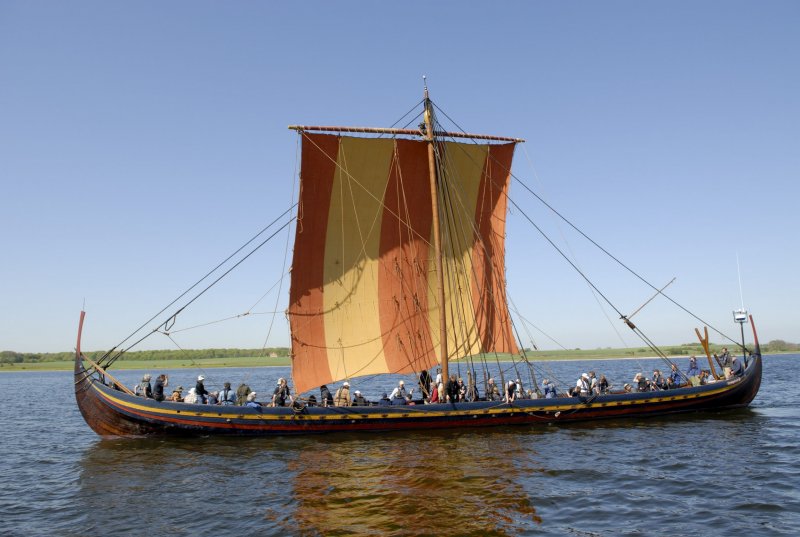 Лодка в волнующемся море