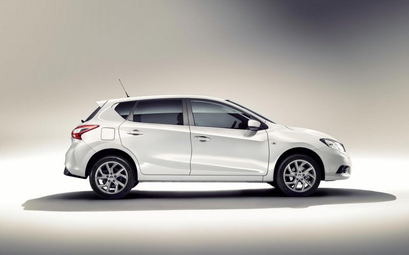 Nissan Tiida 2015 хэтчбек