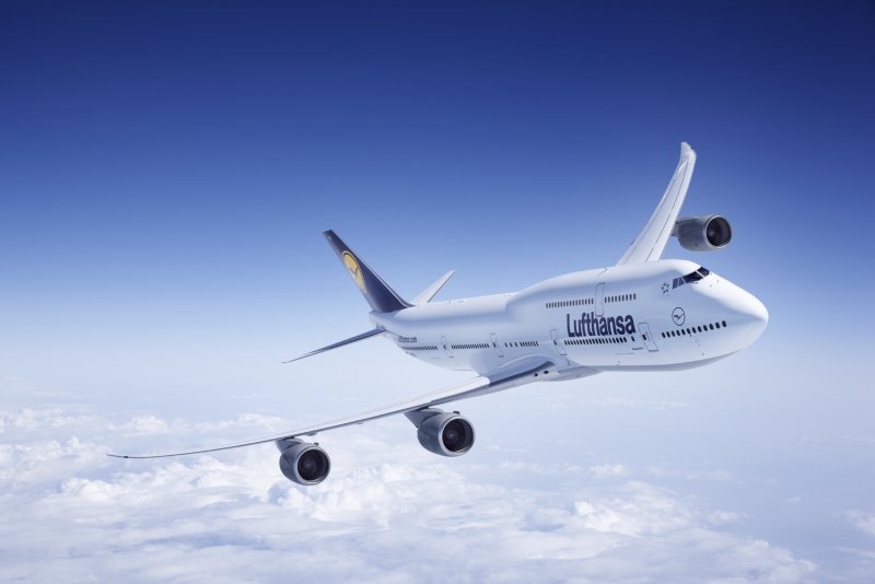 Обои на рабочий стол самолет Lufthansa на весь экран бесплатно