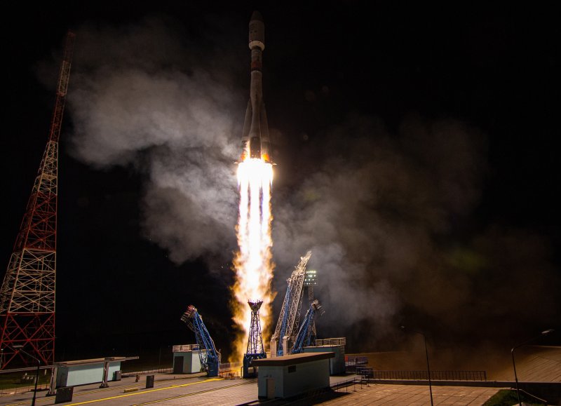 Взлет ракеты Союз на черном фоне Восточный