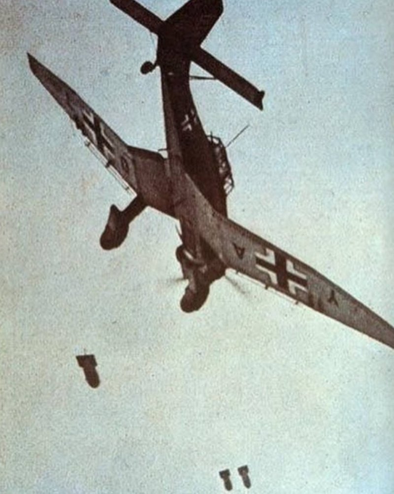 Юнкерс 87 пикирует