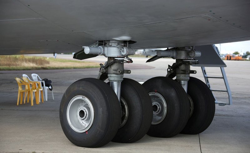 АН 124 передняя стойка шасси
