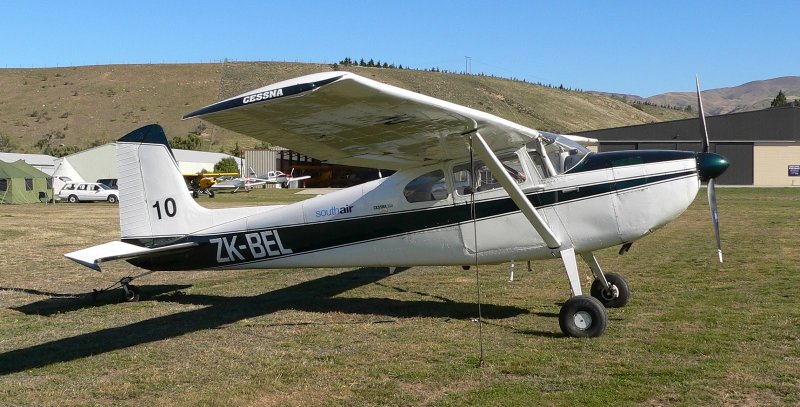 Двухместный самолет Cessna
