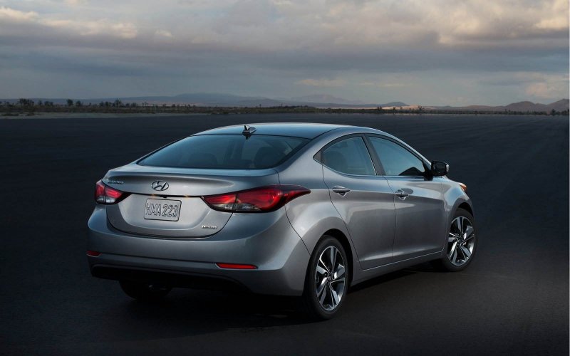 Hyundai Elantra 2017 зад