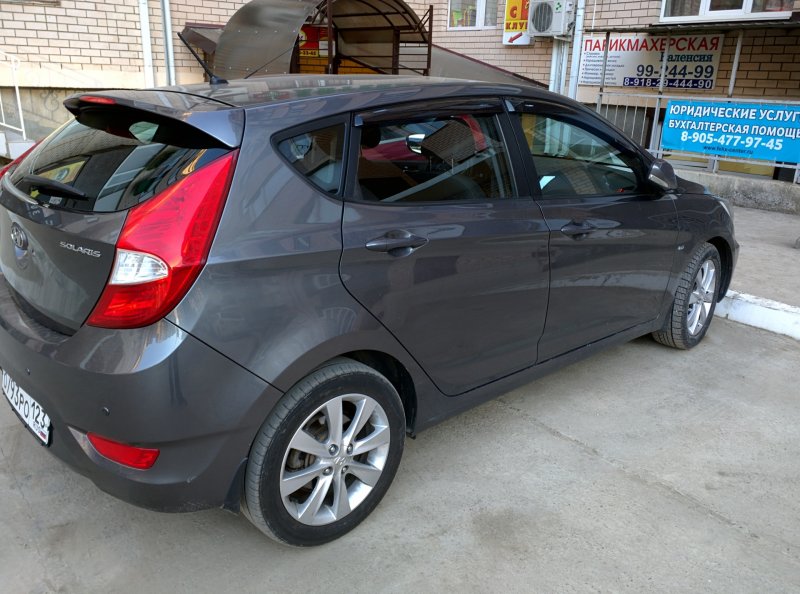 Hyundai Solaris Hatchback 2014 мокрый асфальт