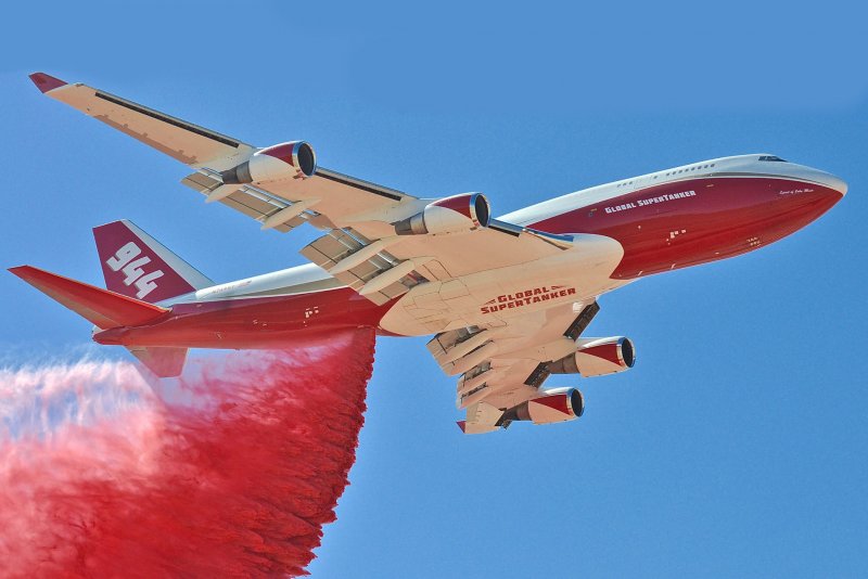 Боинг 747 грузовой с красным хвостом