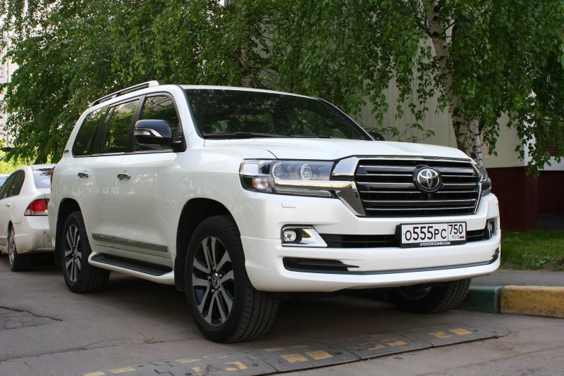 Toyota Land Cruiser 200 белый