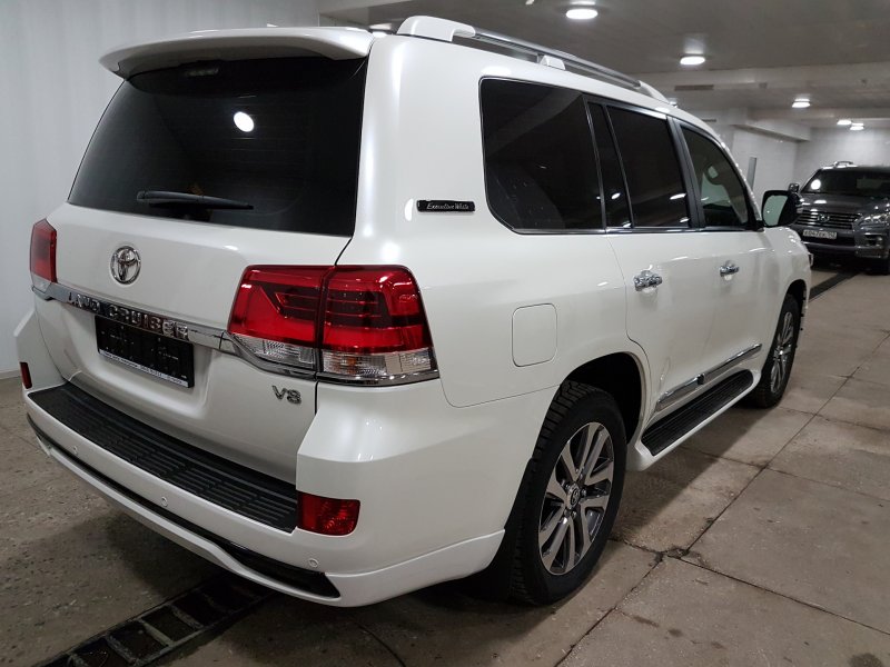 Toyota Land Cruiser 200 белый