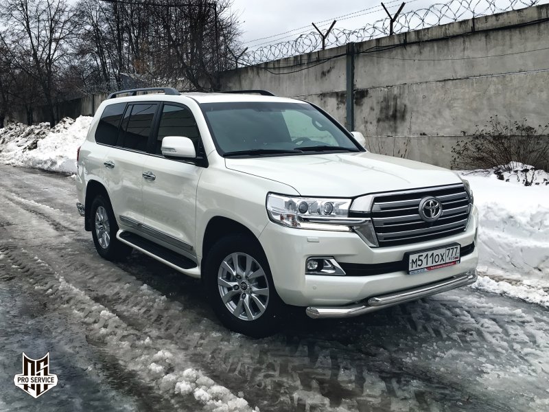 Toyota Land Cruiser 300 белый