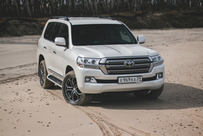 Toyota Land Cruiser 200 белый
