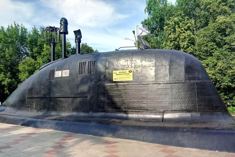 Памятник подводная лодка в Санкт-Петербурге Рубин