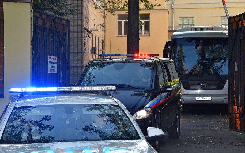 Машины ФСБ под прикрытием