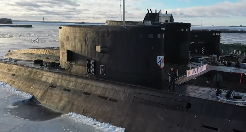 Морж уснул на Российской подводной лодке