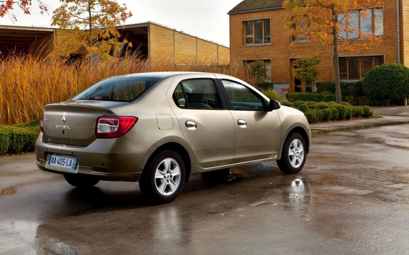 Renault Logan II 2012 —