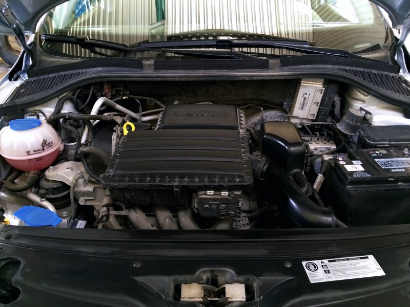 Skoda Rapid подкапотное пространство
