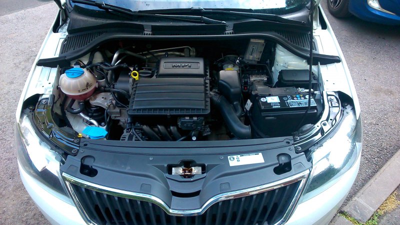 Skoda Rapid 1,6 подкапотное пространство