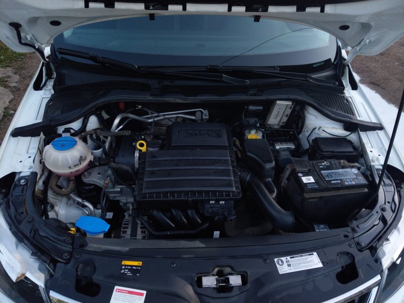 Skoda Rapid 1,6 подкапотное пространство