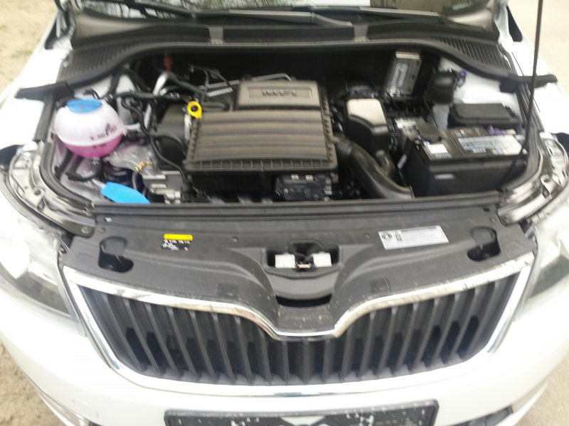 Уплотнитель капота для Skoda Rapid