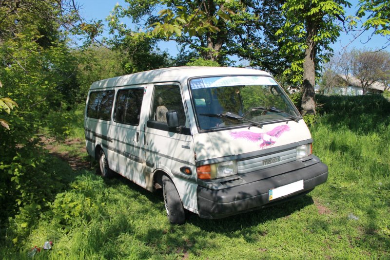 Микроавтобус Мазда е2200