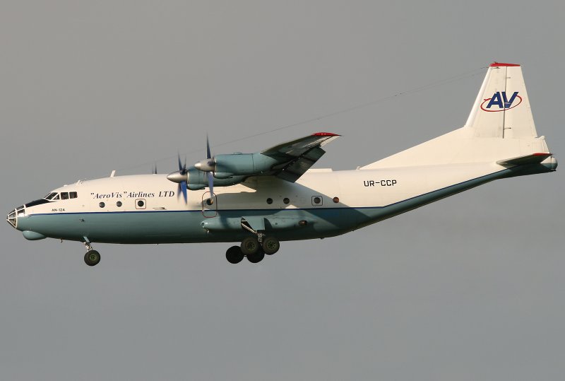 АН-12 военно-транспортный самолёт зелёный