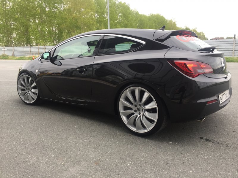 Opel Astra j на 20 дисках