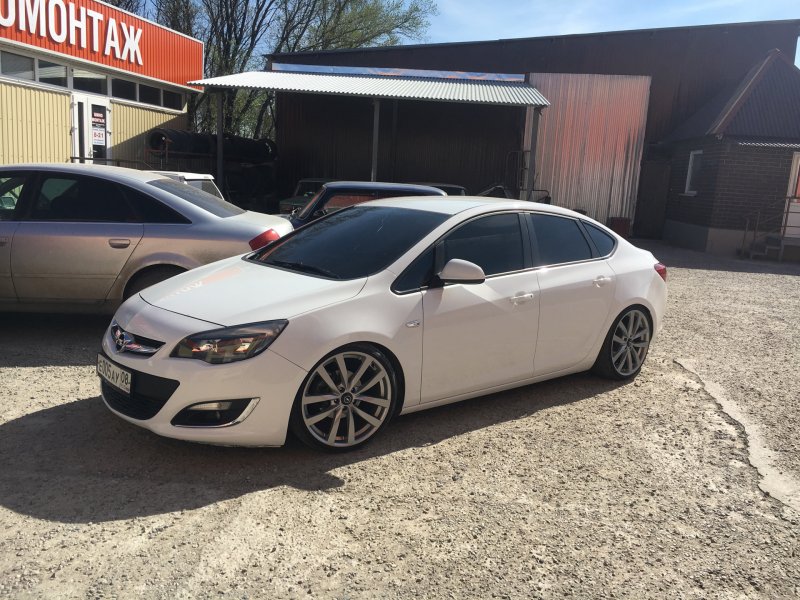 Astra j седан r18