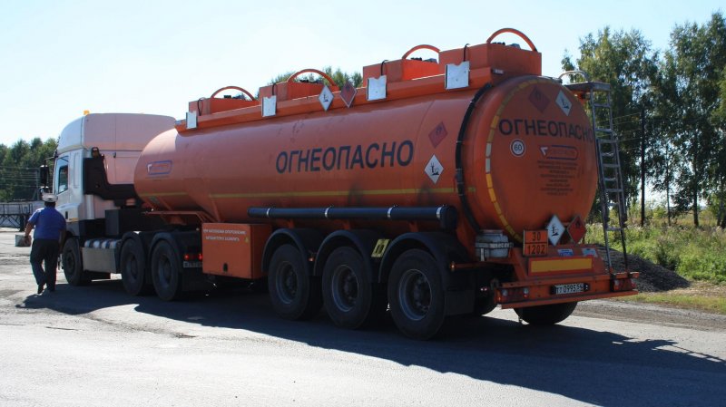 Бензовоз с цепью