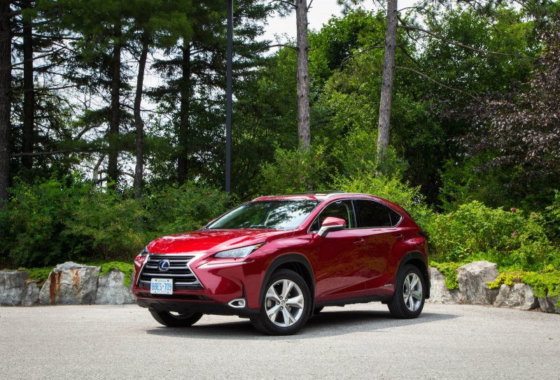 Lexus NX 300h красная