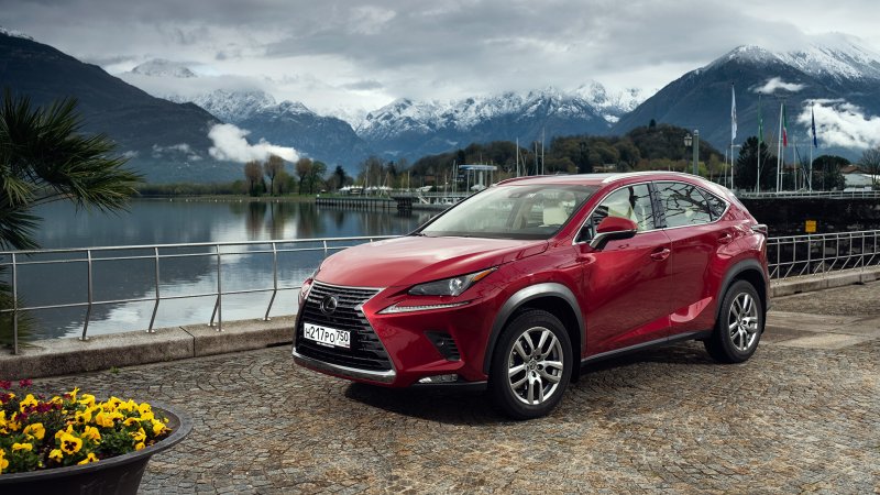 Lexus NX 200 красный металлик