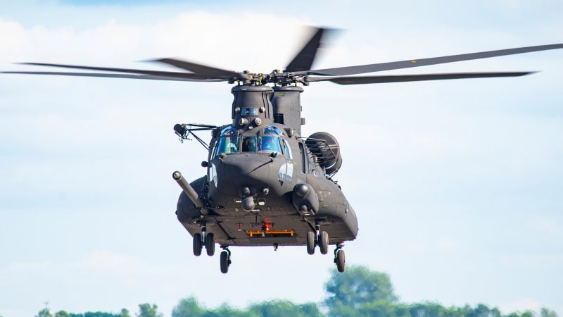 Американский военный вертолет Чинук MH-47d