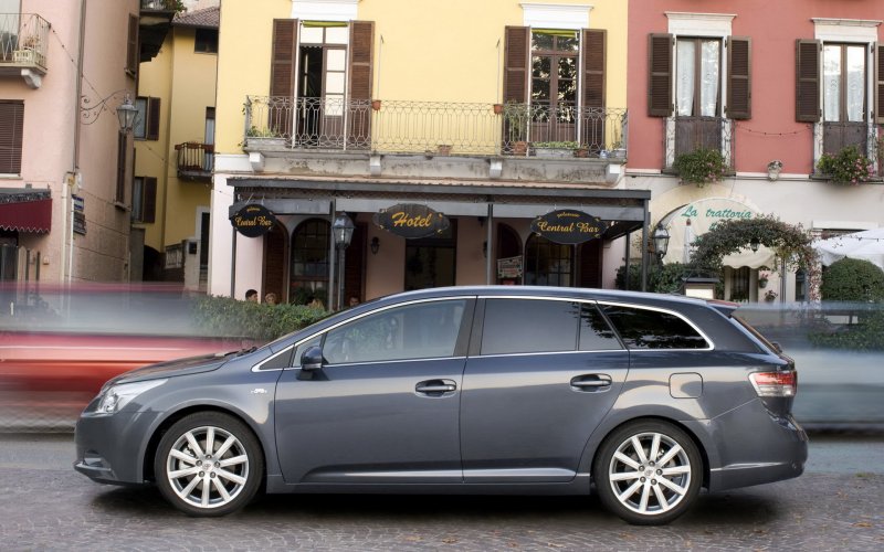 Toyota Avensis 2009 универсал