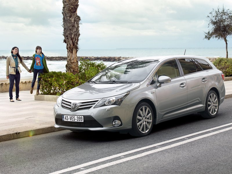 Toyota Avensis 2011 универсал