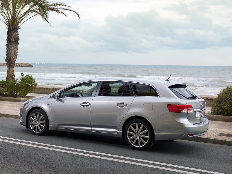 Toyota Avensis 2012 универсал