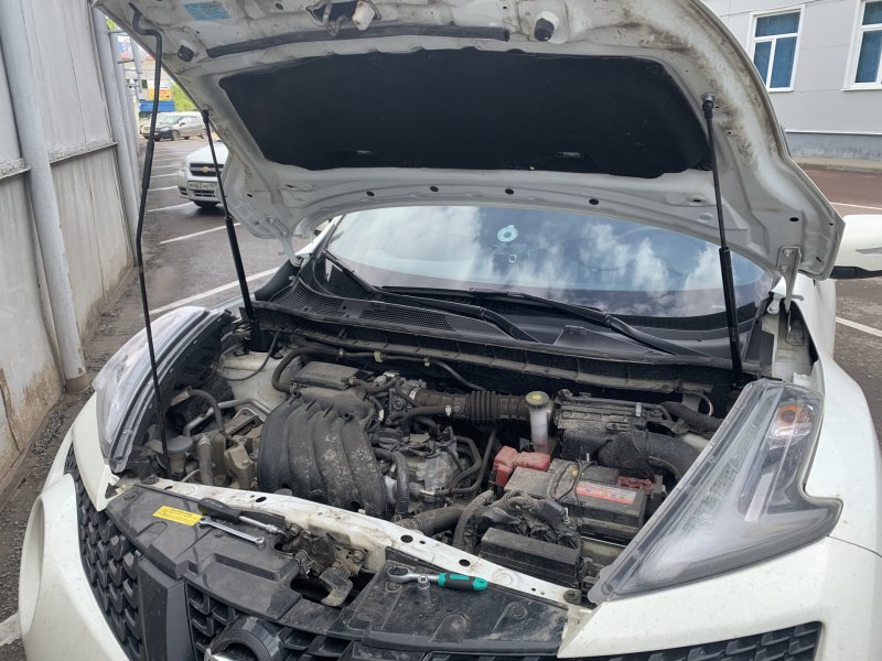 Nissan Juke pod kapota