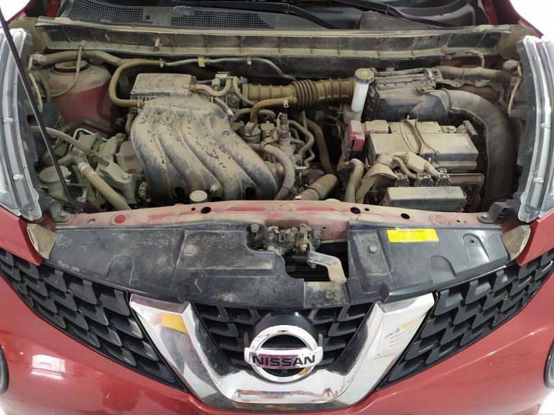 Открытый капот Nissan Juke